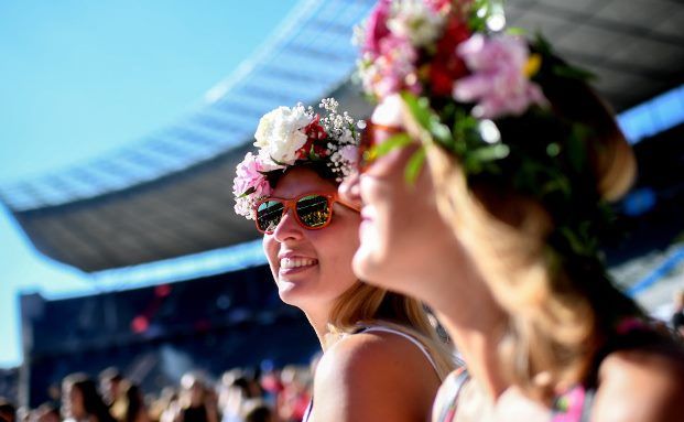 Zwei junge Frauen genießen das zweitägige Musikfestival Lollapalooza in Berlin: Die Altersvorsorge für diese Generation muss speziellen Anforderungen genügen.