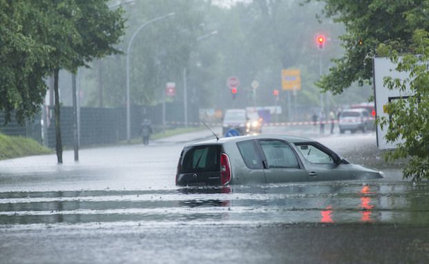 Zahlt die Kfz-Versicherung bei Schäden durch Starkregen?