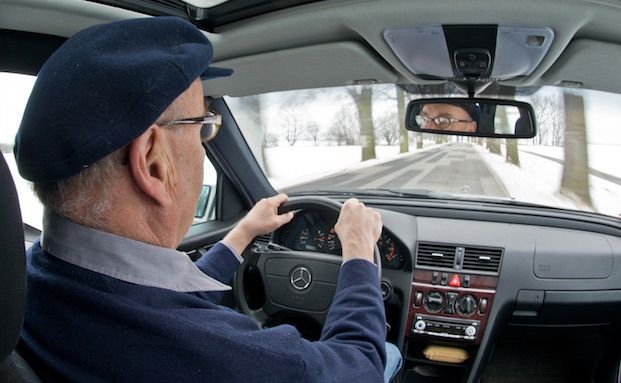 Wie Senioren in der Kfz-Versicherung Geld sparen können