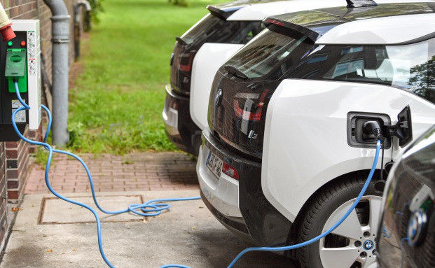 Viele Elektroautos lassen sich günstiger versichern als Benziner