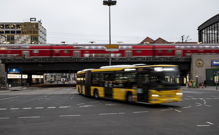 Busfahrer soll absichtlich elf Unfälle verursacht haben