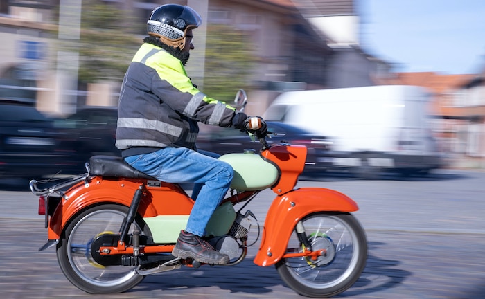 Mofa- und Mopedfahrer brauchen blaues Kennzeichen