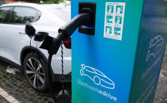 Unfälle mit Elektroautos sind teurer als mit Verbrennern